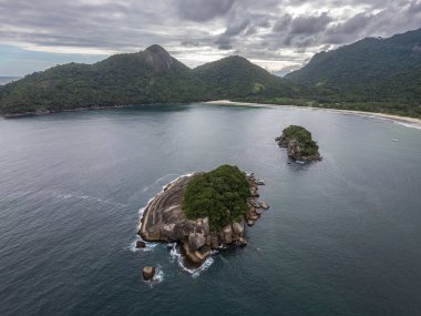 Dois Rios plajı yakınlarındaki küçük adalara güzel bir hava manzarası.