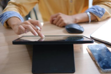 Ofiste masadaki grafik tabletli erkek web tasarımcısı çizimi.