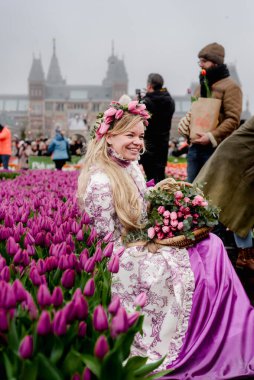 Amsterdam Festivali 'nde Sırada Mor Laleler Oturan Kadın