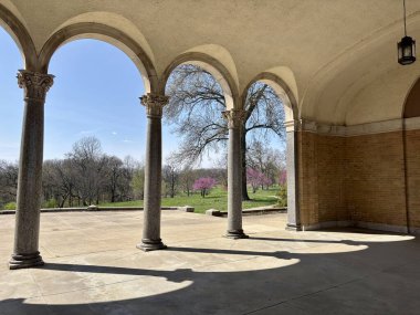 Kemerli çayırların oluşturduğu gölgeler çiçek açan ağaçlarla birlikte baharın çimlerine dökülür.