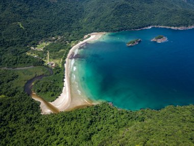 Dois Rios köyüne, dağlara ve plaja güzel bir hava manzarası