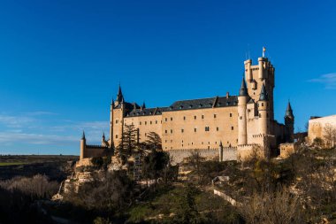 Segovia 'lı Alcazar açık mavi gökyüzünün altında görkemli bir şekilde duruyor.