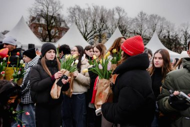 Ulusal Lale Günü Amsterdam 'da Lale Buketleriyle Kalabalık Toplantısı