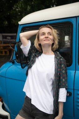 Yağmurlu bir günde Gülümseyen Kadın: Retro Van