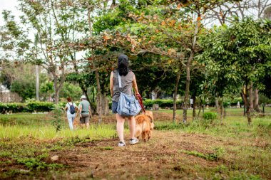 Köpekleri doğa yürüyüşünde olan bir aile.