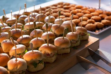 Isırık büyüklüğünde ıstakoz ruloları Newport sahili düğünü için hazırlandı.