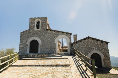 Dağ Tepesi 'ndeki Kırsal Taş Şapeli