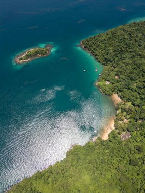 Zümrüt su plajlarına ve yeşil yağmur ormanlarına güzel hava manzarası