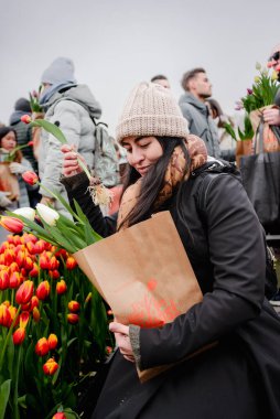 Amsterdam 'da Ulusal Lale Günü' nde Lale Toplayan Kadın