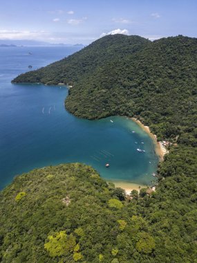 Zümrüt su plajlarına ve yeşil yağmur ormanlarına güzel hava manzarası