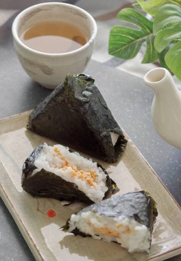 Japon Konforlu Yemeği En İyi Yeni Yapılmış Somon Onigiri 'de.