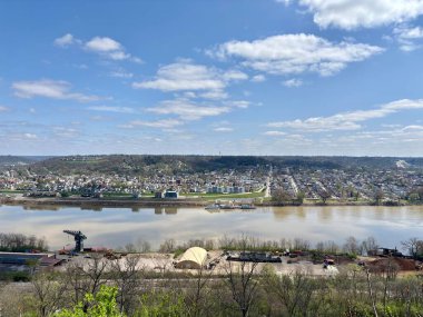 Cincinnati 'den Ohio nehrinin manzarası Kentucky' ye bakıyor.