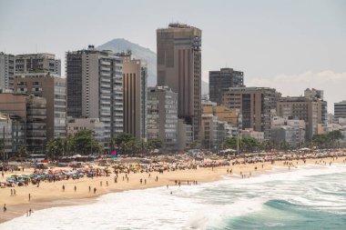 Leblon sahili ve Rio de Janeiro 'daki binalar için güzel bir manzara.