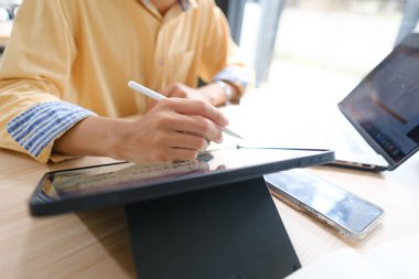 Öğrenci çevrimiçi çalışıyor ve sınavlara hazırlanıyor