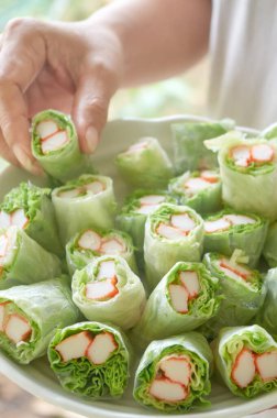 Sağlıklı & Lezzetli Yengeç Salatası Yuvarlamaları