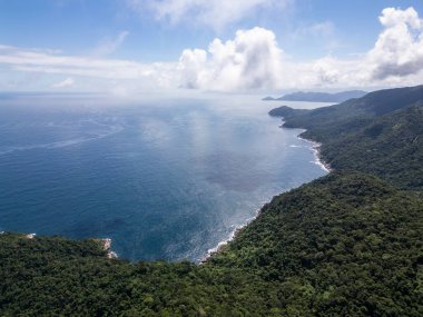 Yeşil yağmur ormanlarına ve okyanuslara güzel hava manzarası