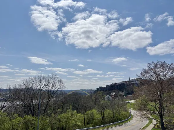 Dağın manzarası. Cincinnati 'deki Eden Park' tan Adams & Ohio Nehri