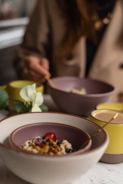 Kahvede müsli ve kahve ile nefis bir kahvaltı.