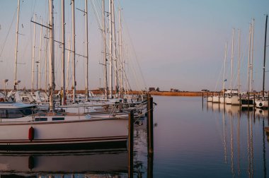 Heiligenhafen Marina, Holstein eyâletinde, Sunset 'te yelkenli.