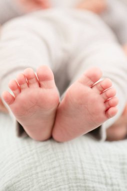 Yumuşak ve huzurlu bir anda yakalanan küçük bebek ayakları.