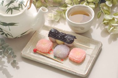 Yumuşak ay çöreği ve tatlı pirinç köftesinin karışımı.