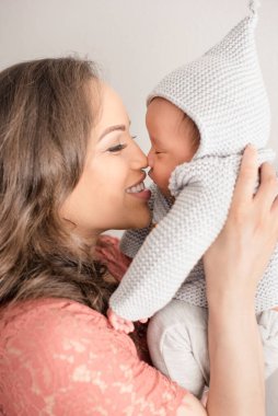 Anne ve bebek tatlı ve hassas bir anda burunlarına dokunuyor.