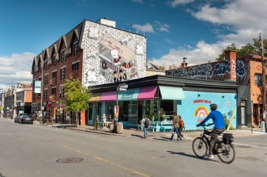 İnsanlar Montreal 'deki moda dükkanlarının önünden geçiyor.