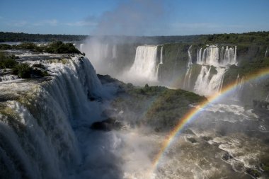 Iguazu Şelaleleri 'nde şelale ve gökkuşağı manzarası çok güzel.