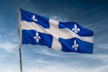 Quebec Kanada eyalet bayrağı rüzgarda dalgalanıyor