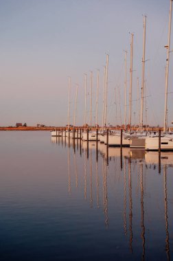 Kuzey Almanya, Heiligenhafen 'da Altın Saatteki Yatlar