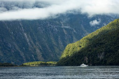 Bulutlu Dağ Manzarası ve Milford Sound, Yeni Zelanda 'da tekne