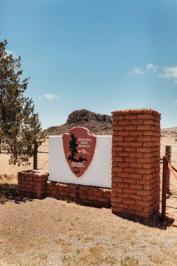Teksas 'taki Fort Davis Tarihi Alanında Ulusal Park Hizmetleri Tabelası