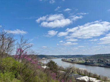 Ohio Nehri kıvrımlı, parlak mavi bahar gökyüzünün altında