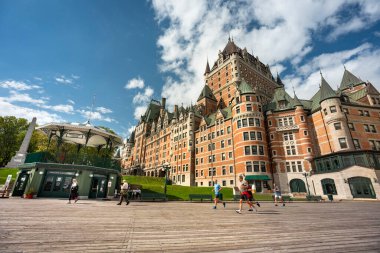 St. Lawrence nehri kıyısındaki Dufferin Terrace rıhtımında Quebec City şehir merkezinde.
