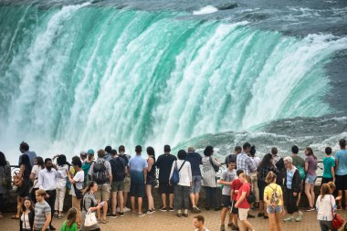 Niagara Şelalesi Ontario Kanada 'da turistler