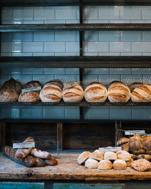 zanaatkar ekşi ekmek İsveç 'te bir fırında art arda pişmiş ekmek