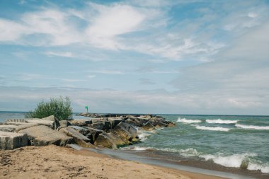 Michigan Gölü 'nde dalgalar kayalık iskeleye çarpıyor.