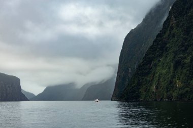 Milford Sound, Yeni Zelanda Dağları ve Su Manzarası