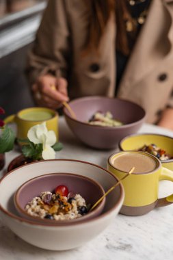 Kahvede müsli ve kahve ile nefis bir kahvaltı.