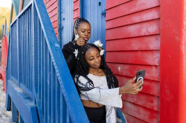 Çiçek taç yapan kız kardeşlerin selfie 'si.