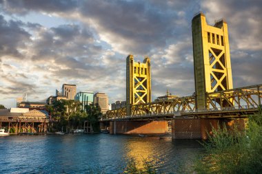 Sacramento California şehir merkezinde nehrin üzerindeki tarihi Tower Köprüsü