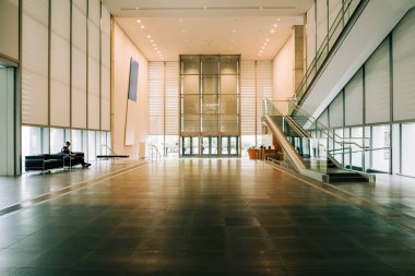 Gündüz vakti geniş bir kültür binasının modern iç mimarisi.