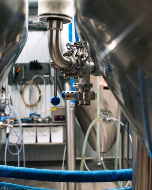 İsveç 'te bir bira fabrikasında bira demleme makinesi.