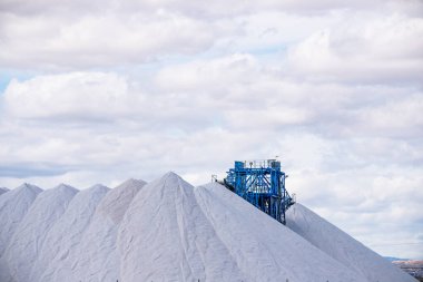 Santa Pola tuz düzlüklerinde vinçli tuz dağları