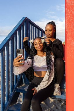 Kız kardeşler eğleniyor.