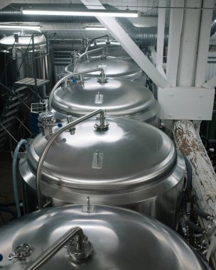 İsveç 'te bir bira fabrikasında bira imalatı