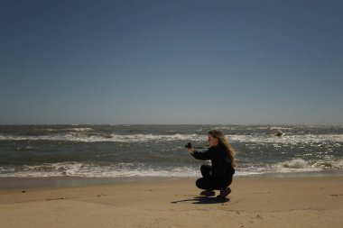 Genç kız, Cape Hatteras National 'ın dijital fotoğrafını çekiyor.