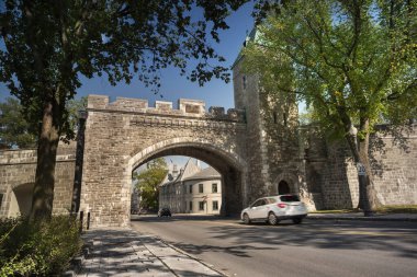 Tarihi St. Louis Kapısı Quebec City 'den geçen bir araba.