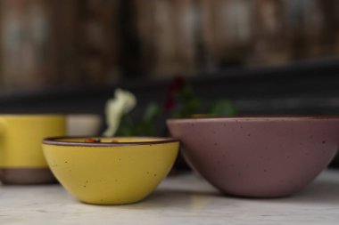 Taze meyve müsli ve mermer masada içecekler.