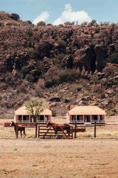 Fort Davis 'teki eski askeri kışla dramatik çöl uçurumlarının altında.